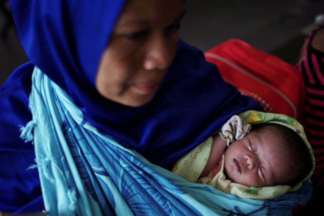 Madre e hija, afectados por el seísmo en Palu (Indonesia).