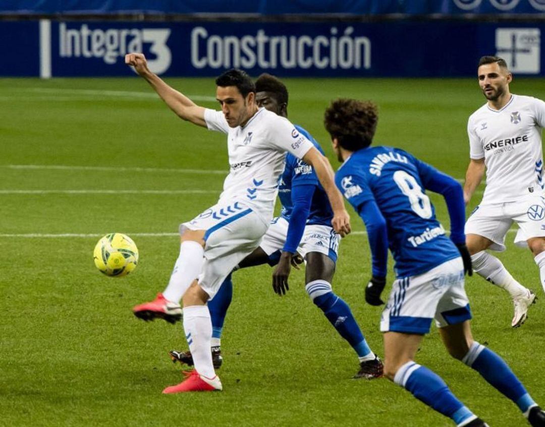 Aitor Sanz trata de controlar un balón en presencia de varios oponentes