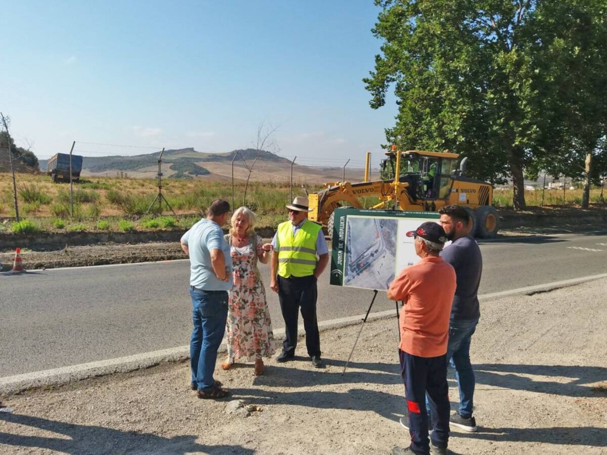 La Junta inicia las obras del sendero peatonal de Espera en la carretera A-393
