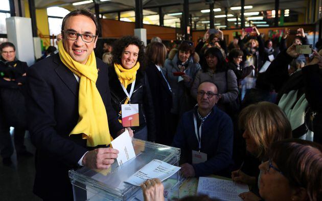 El exconseller de la Generalitat y candidato en la lista de JuntsxCat Josep Rull, deposita su voto en el colegio electoral Lenaspa en la ciudad de Terrassa.