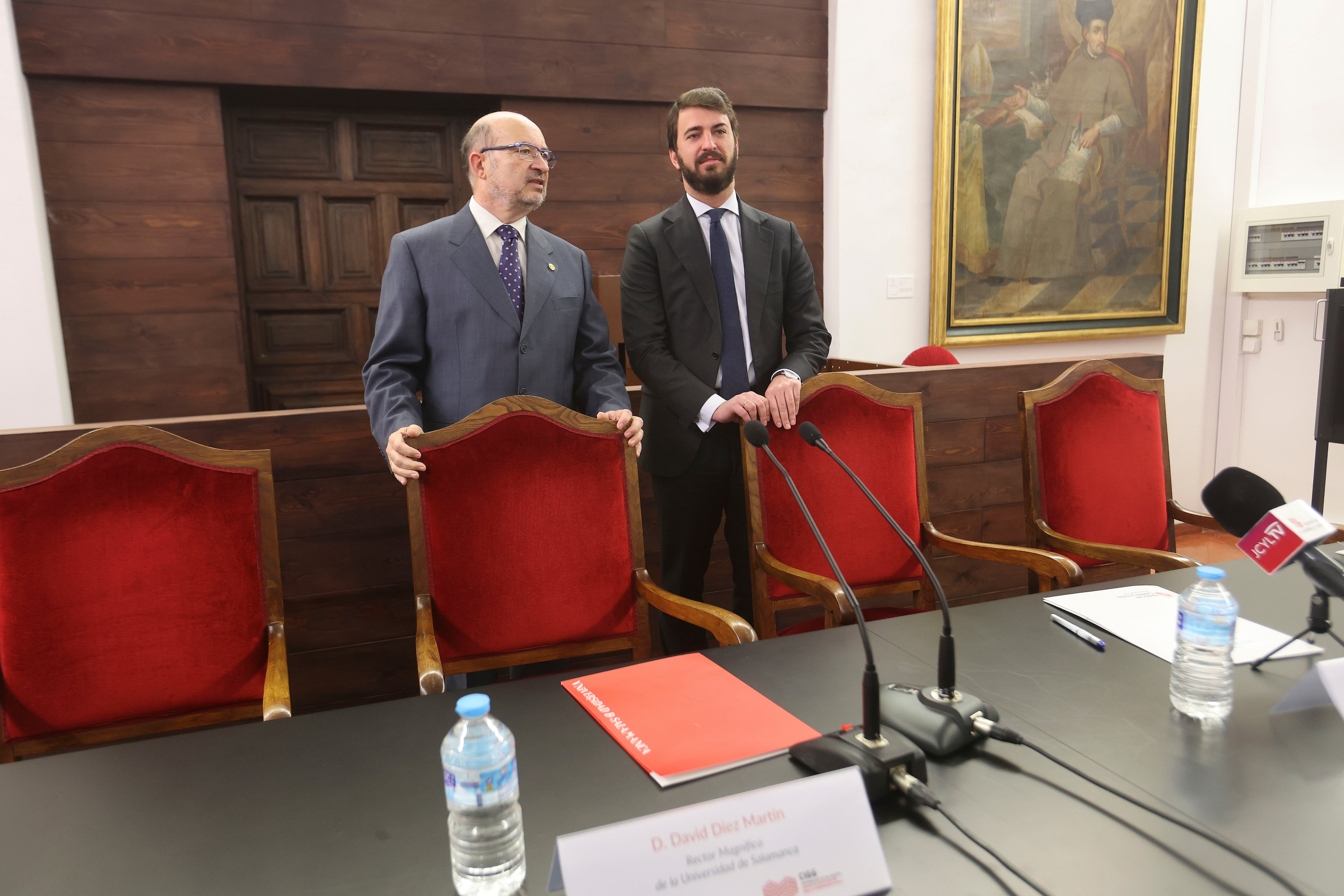 SALAMANCA, 21/03/2024.- El vicepresidente de la Junta de Castilla y León, Juan García-Gallardo (d) junto al rector magnífico de la Universidad de Salamanca, David Diez Martín (i) participa en un seminario sobre terrorismo, organizado por el Centro de Investigación para la Gobernanza Global (CIGG) de la Universidad de Salamanca, este jueves. EFE/J.M.GARCIA
