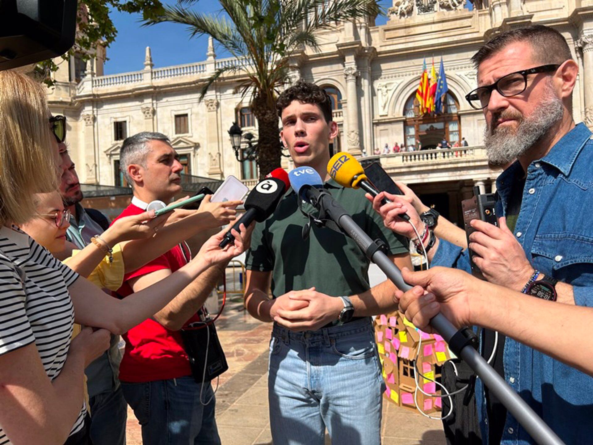 El Consell de la Joventut de València se concentra frente al Ayuntamiento de València para pedir más facilidades al acceso a la vivienda por parte de los jóvenes