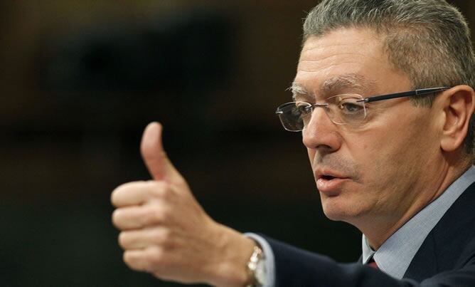 El ministro de Justicia, Alberto Ruiz Gallardón, durante su intervención en la sesión de control al Gobierno