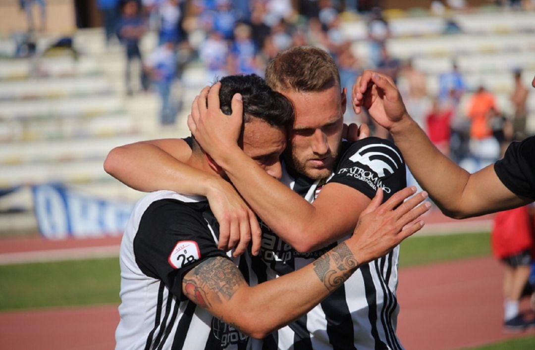 Celebración del primer gol del Cartagena, obra de Aketxe