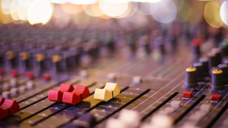 Un hombre destruye su propia entrevista en directo