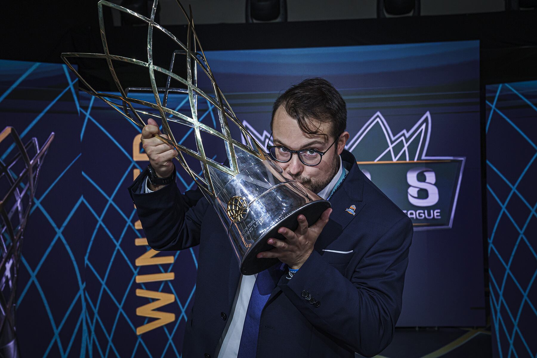 Fran Hernández besando uno de los trofeos de la Basketball Champions League conseguidos por el Hereda San Pablo. / Foto: BCL