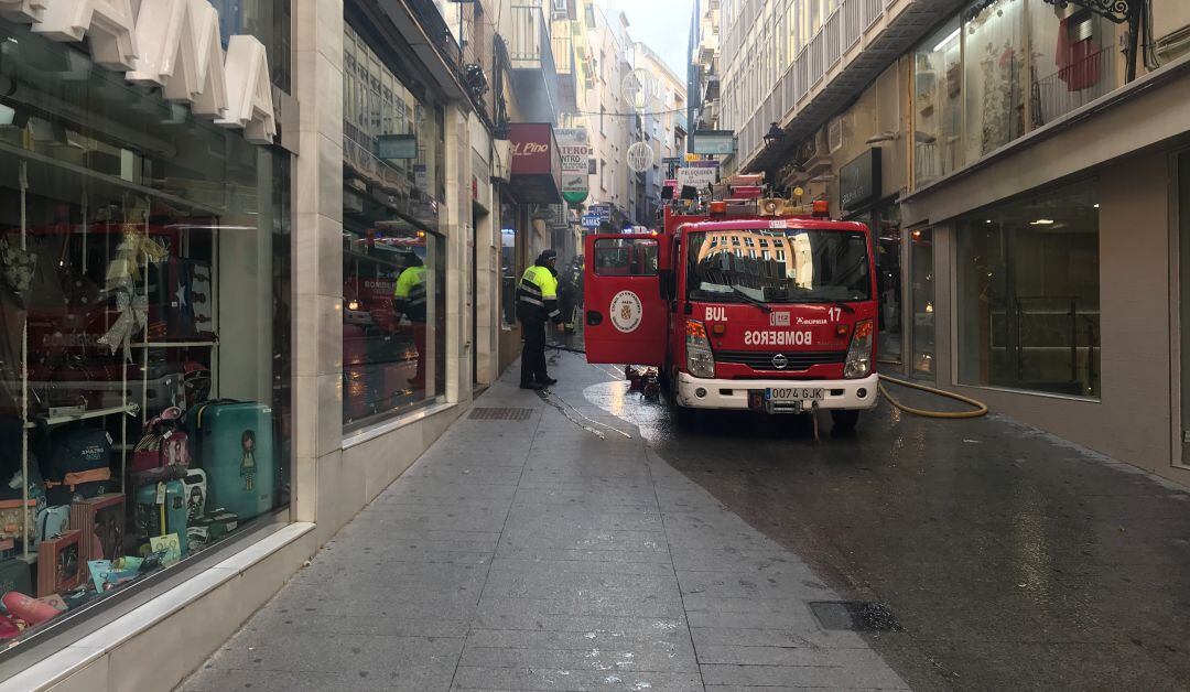 Un camión de bomberos en el incendio de la calle Espartería.