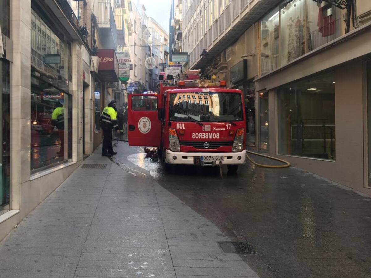 Un afectado por humo en el incendio en una galería comercial de la calle Espartería