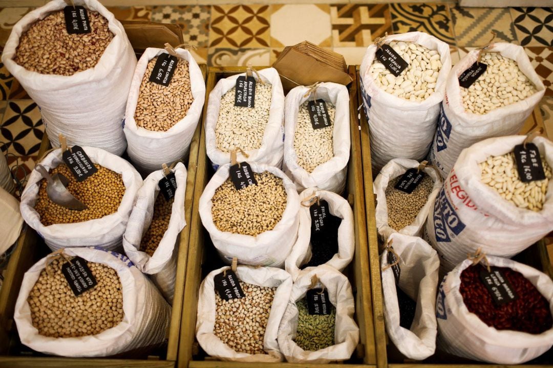 Detalle de sacos con legumbres en uno de los puestos de alimentación en el Mercado de Santa María de la Cabeza en Madrid. 