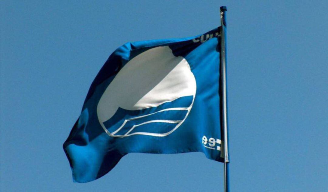 Bandera azul que ha conseguido la playa Virgen de la Nueva, en el pantano de San Juan