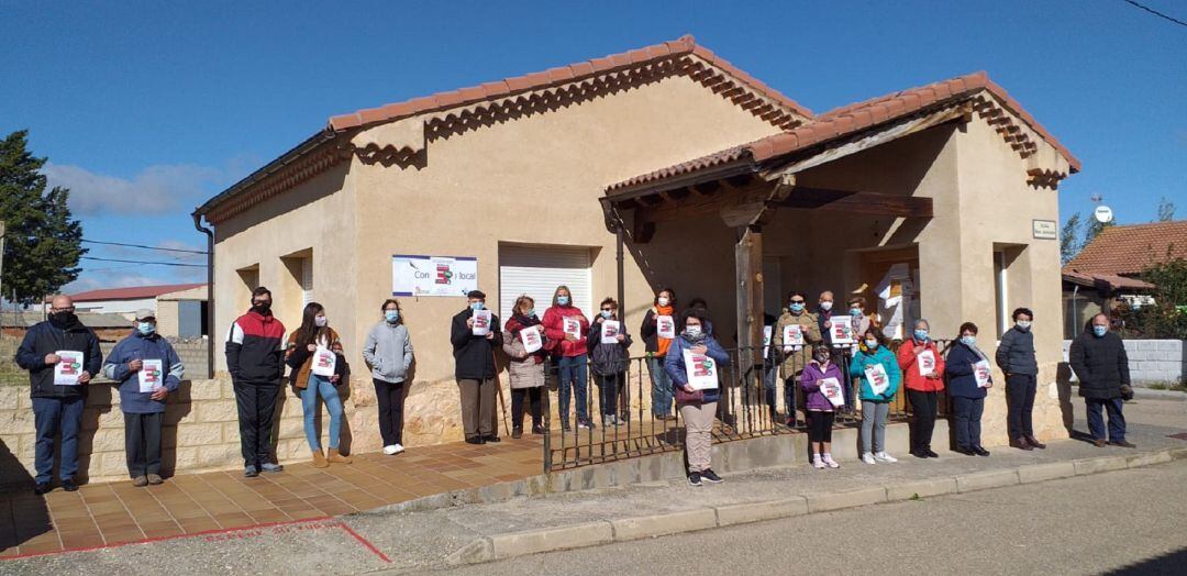 Concentración de la España Vaciada frente al consultorio médico de Campo de San Pedro