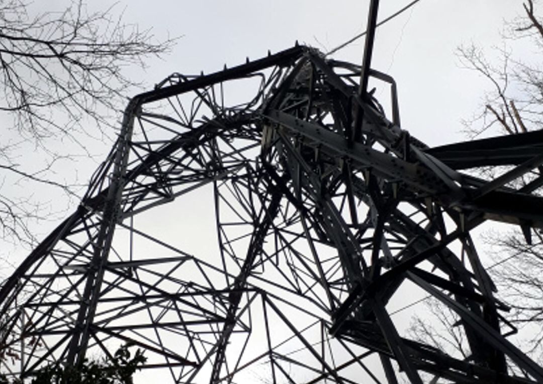 Torre elèctrica vinclada pel temporal
