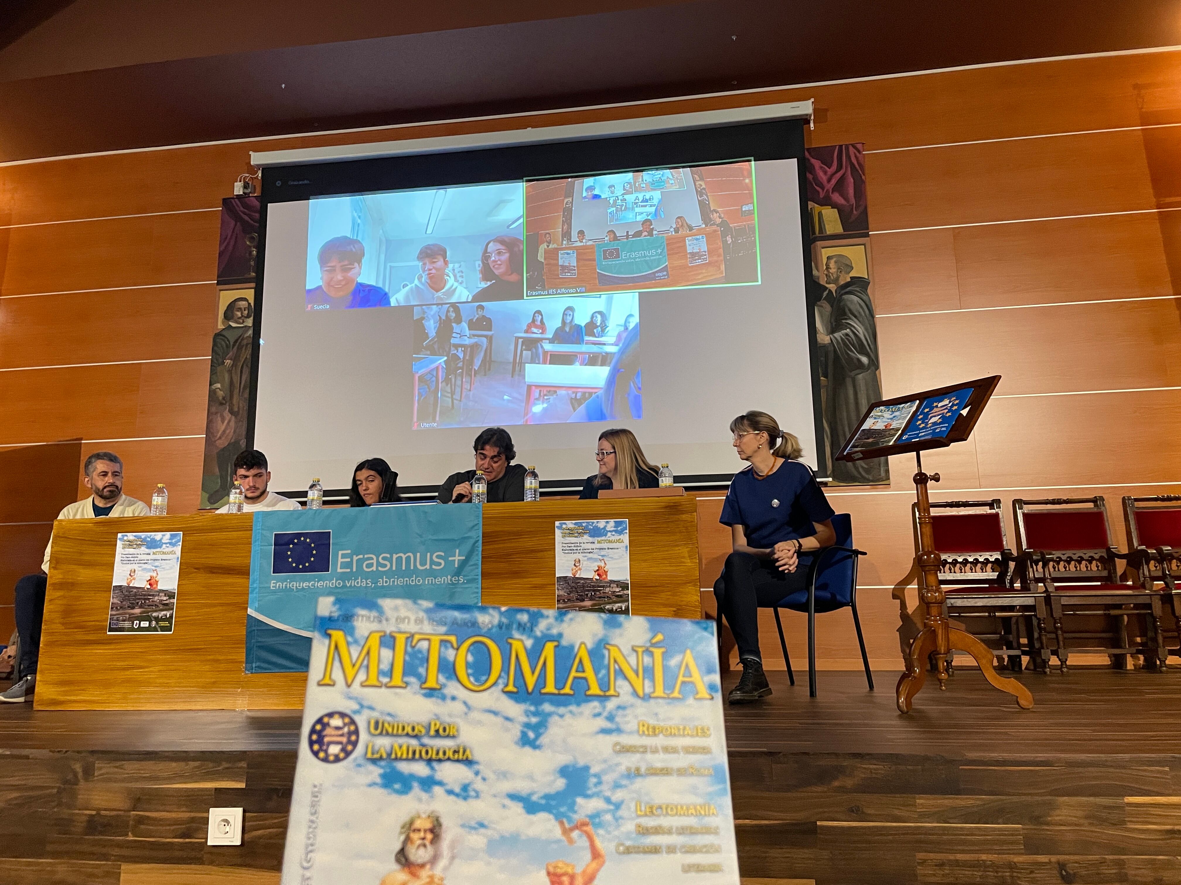 Presentación de la revista Mitomanía en el salón de actos del IES Alfonso VIII de Cuenca el pasado 27 de septiembre.