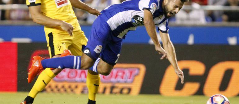 El centrocampista portugués del Deportivo Bruno Gama  lucha el balón con Ander Capa, defensa del Eibar.