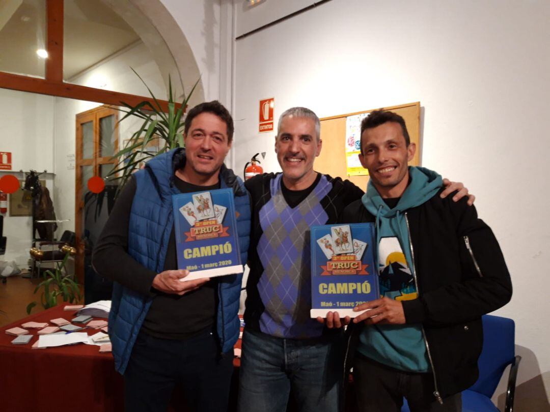 Calderón, Gomila i Bermúdez en el moment de l'entrega de premis