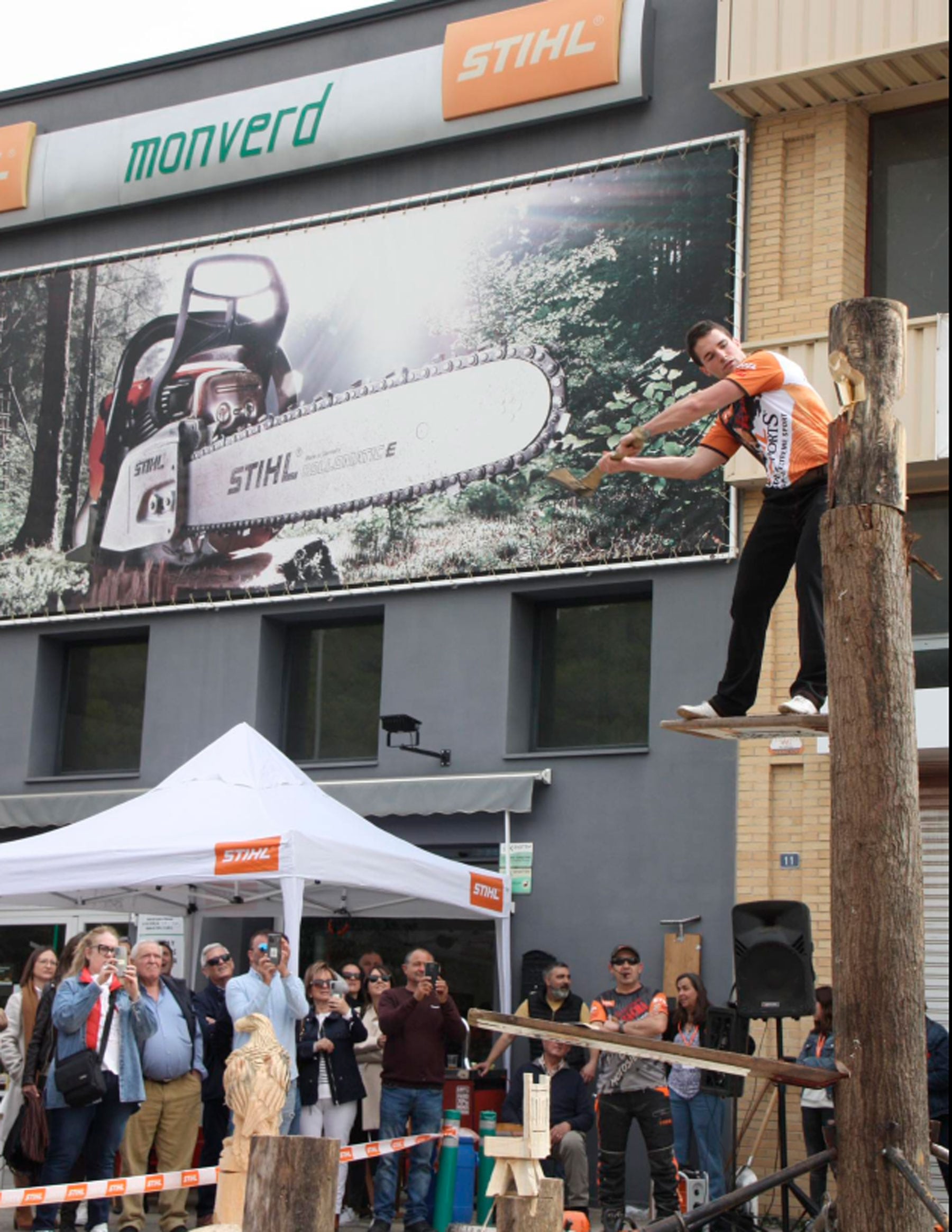 Espectacular imagen del aizkolari Eneko Saralegui subido a un tronco de grandes dimensiones y cortando su parte superior