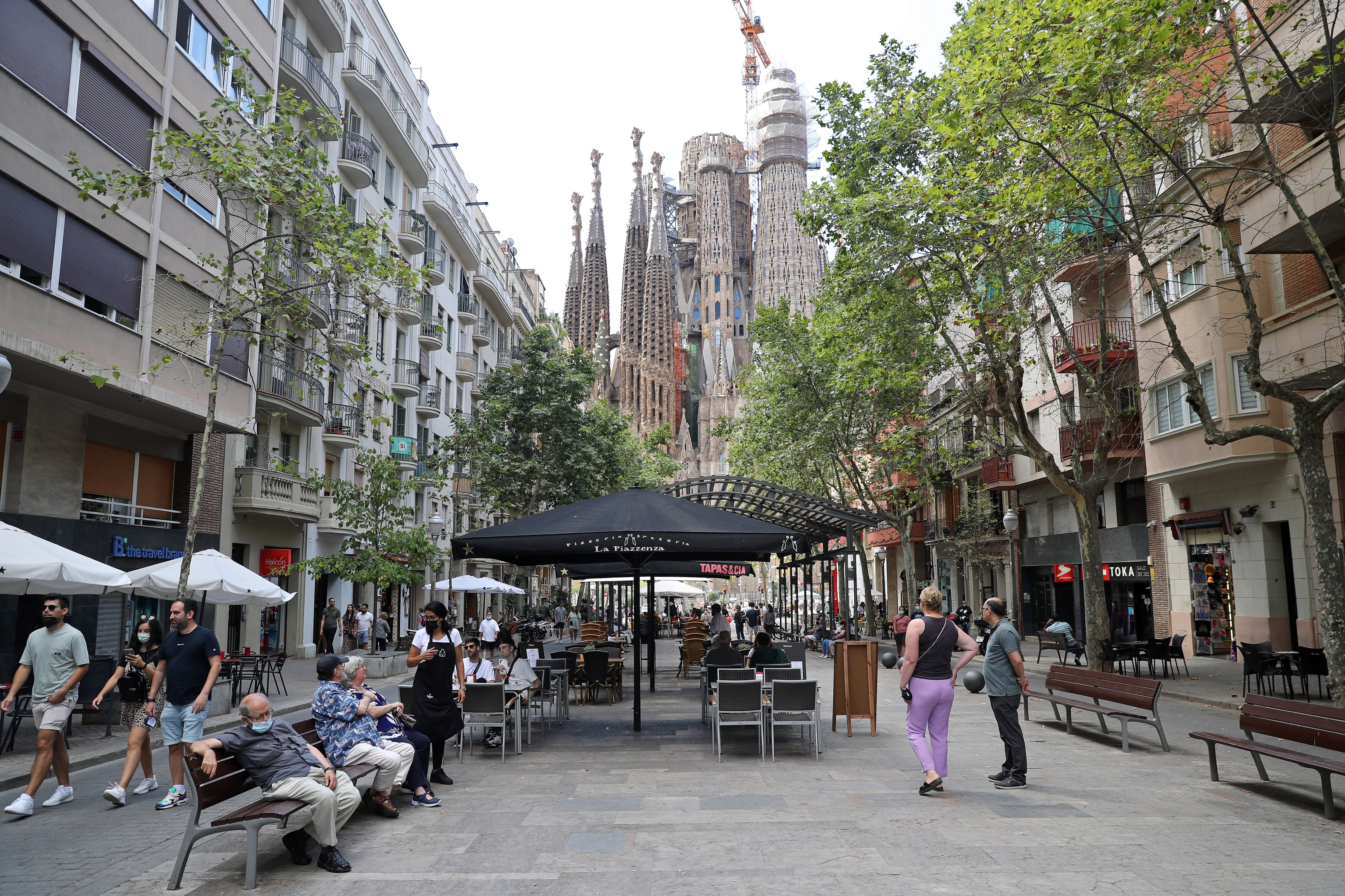 Imagen de archivo de una terraza con la Sagrada Familia de fondo