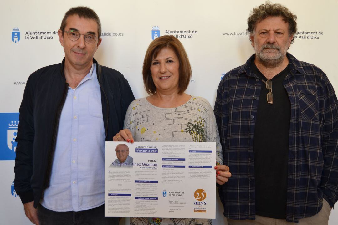 La concejala de Cultura de La Vall d&#039;Uixó, María Cruces, junto a Nel·lo Navarro y Juan Carlos Castelló en representación del CEV. 
 
 