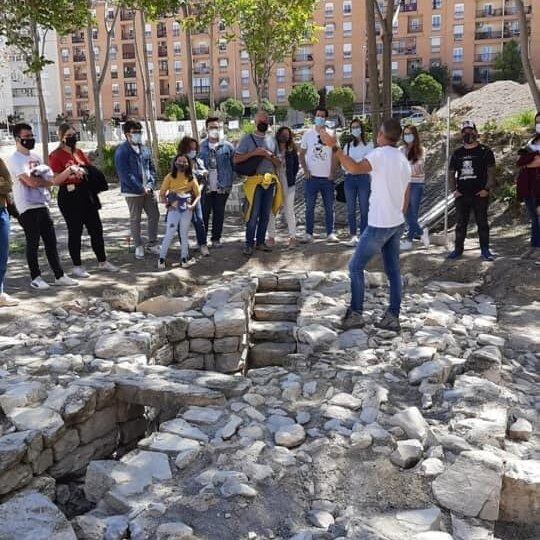 El responsable de las excavaciones de Marroquíes Bajos, Vicente Barba, durante una visita anterior al yacimiento arqueológico.