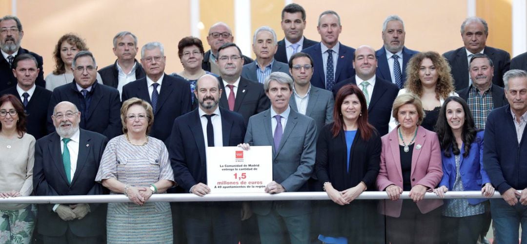 El presidente Ángel Garrido entrega a los alcaldes las ayudas a los pueblos más pequeños de la región