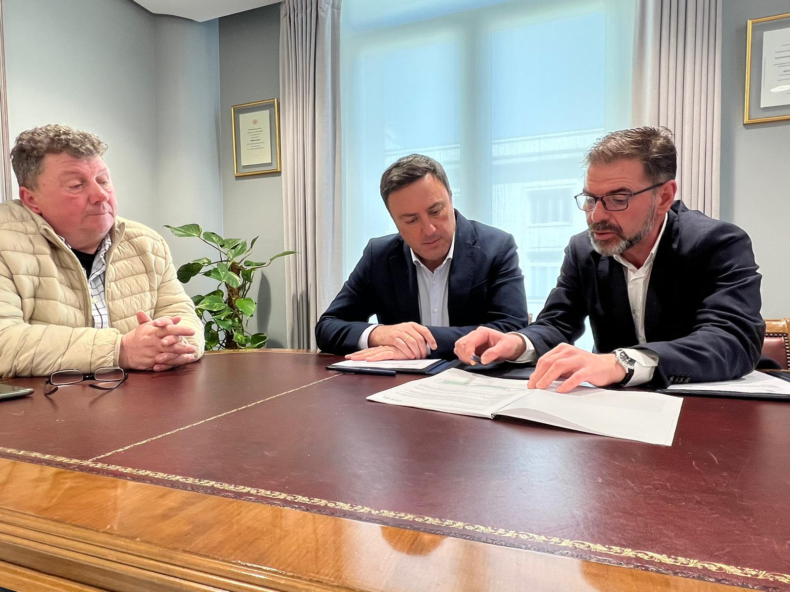 Mato y González Formoso, junto al presidente del Galicia de Caranza en la firma del acuerdo (foto: Diputación)