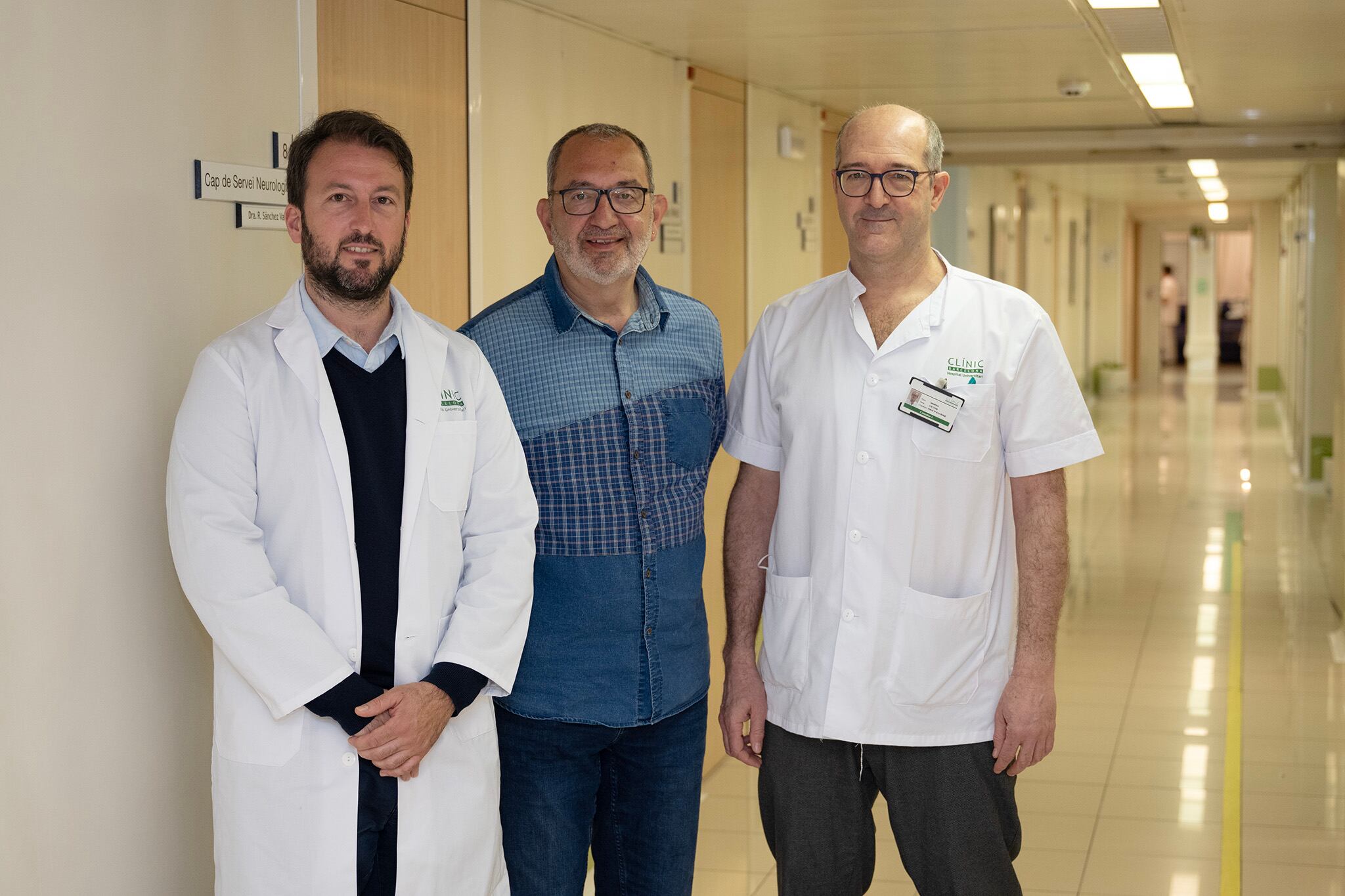 Els doctors Pedro Roldán i Víctor Obach, del Servei de Neurologia de l'Hospital Clínic de BCN, i al mig Àlex Porro, el primer pacient tractat amb aquesta tècnica.