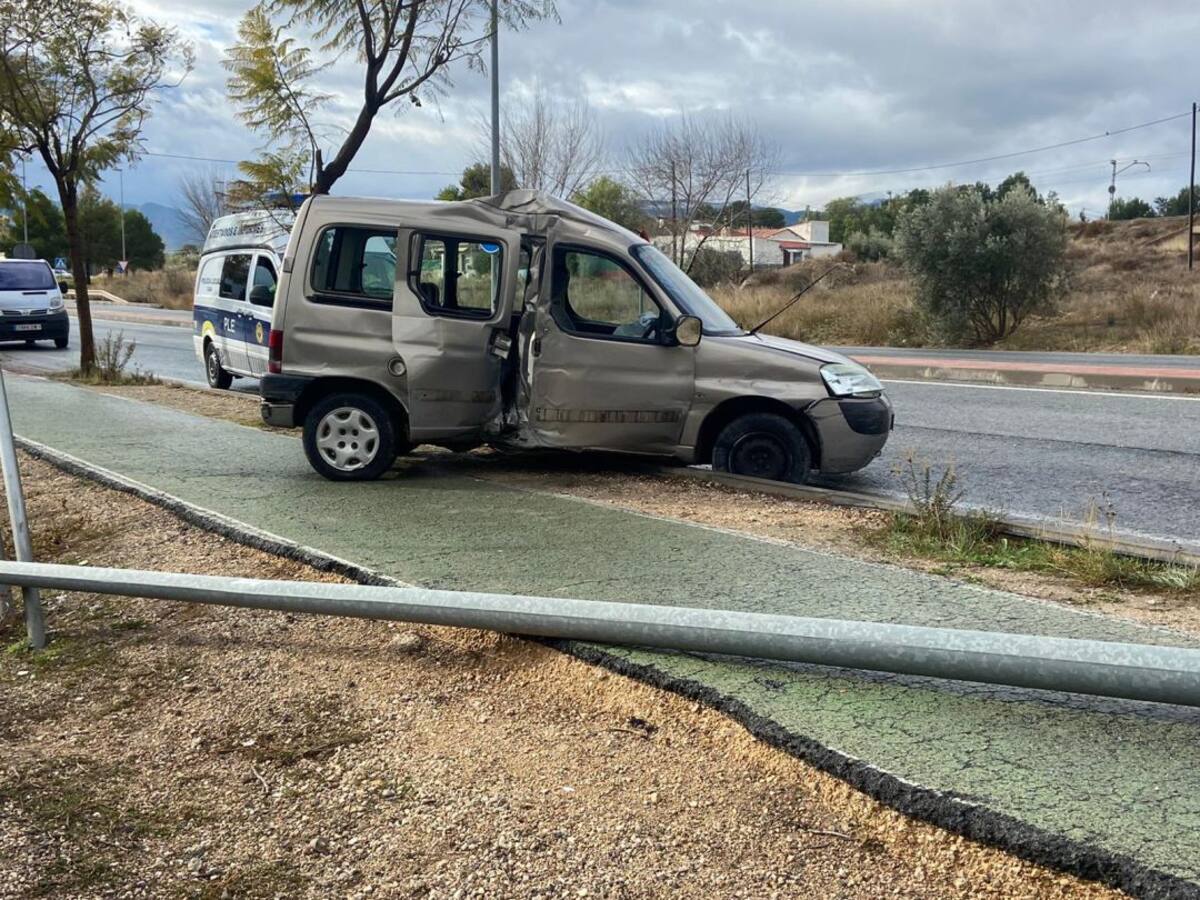 Un vehículo choca contra una farola de la avenida del Centro Excursionista Eldense
