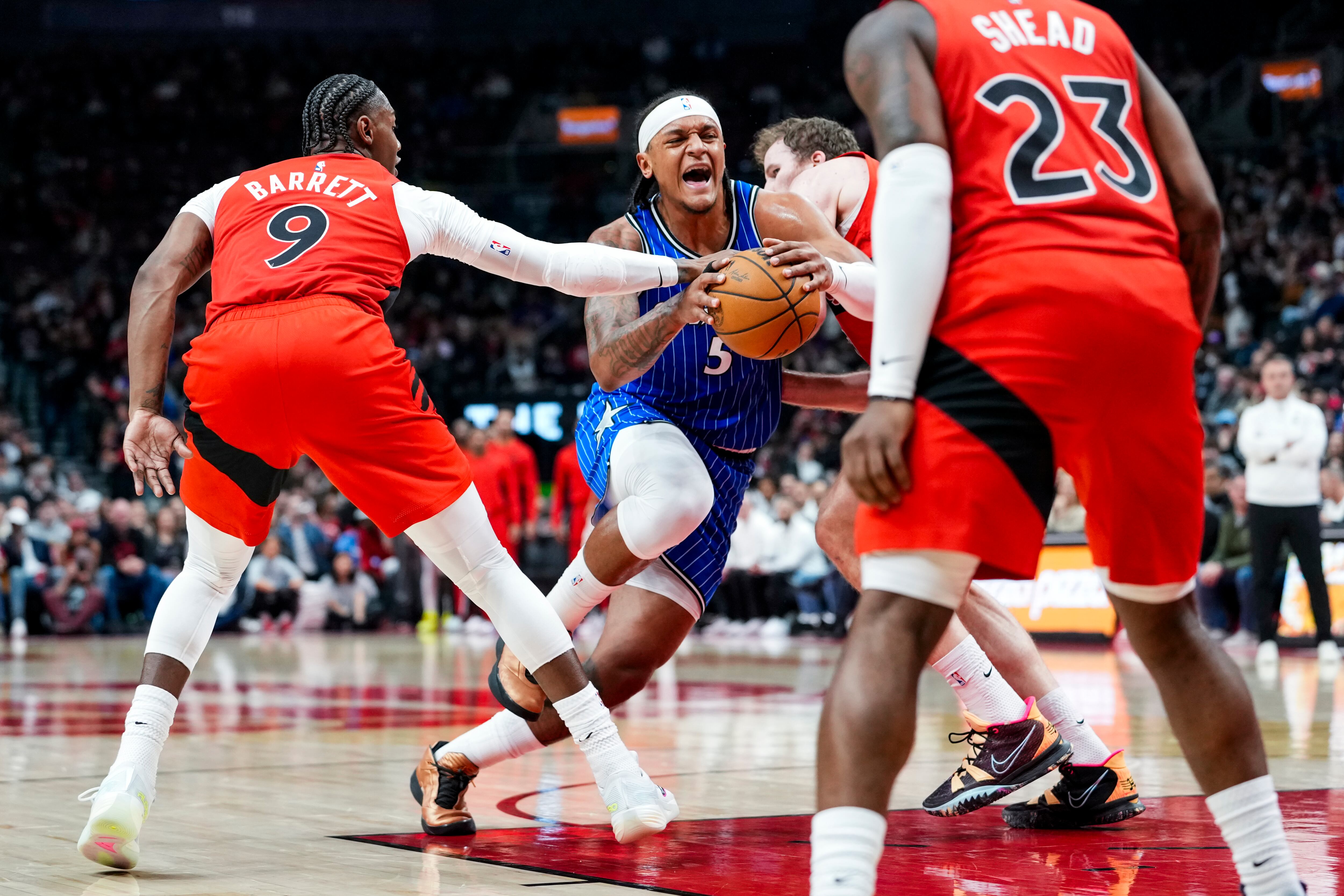 La defensa de Toronto Raptors frena a Paolo Banchero