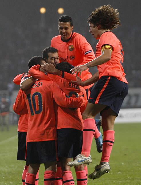 Los jugadores azulgranas celebran el gol de Xavi