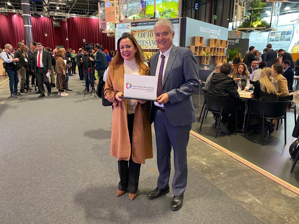 José Juan Cruz, alcalde de Tías, con la presidenta del Cabildo de Lanzarote, María Dolores Corujo.