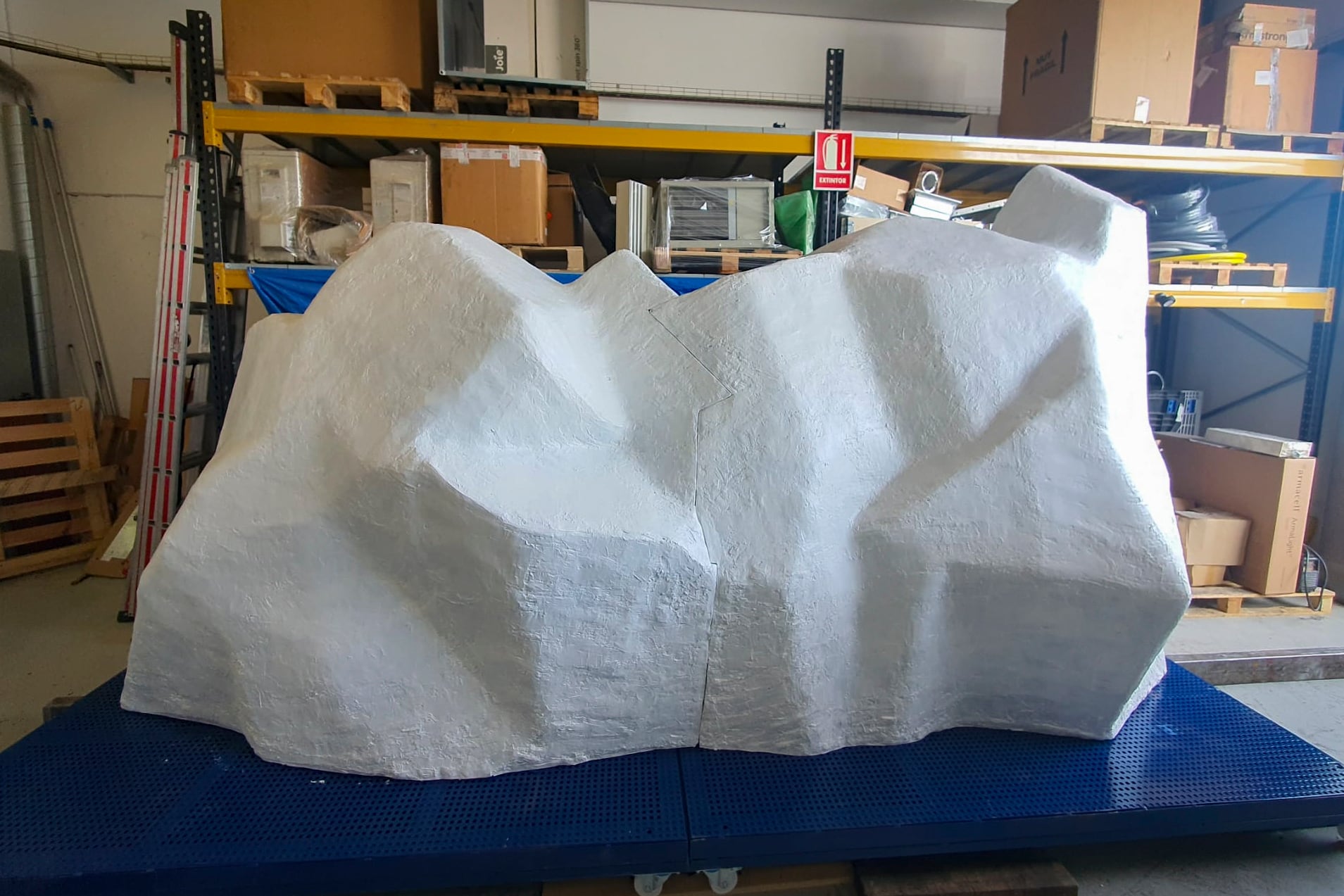 Un iceberg artificial inspirado en el Peñón de Gibraltar fabricado en una empresa navarra está ya preparado para emprender un largo viaje hasta Australia, donde será la pieza central de una exposición que recuerda el hundimiento del Titanic