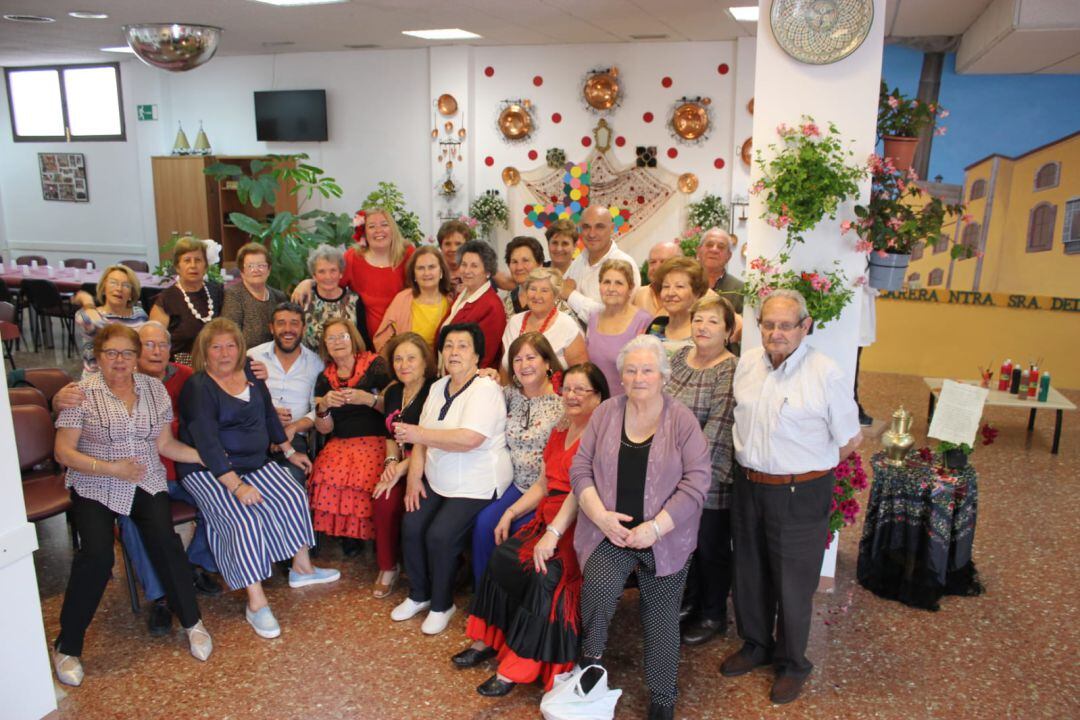 La alcaldesa de Motril, Flor Almón, visita la cruz del barrio de las Angustias