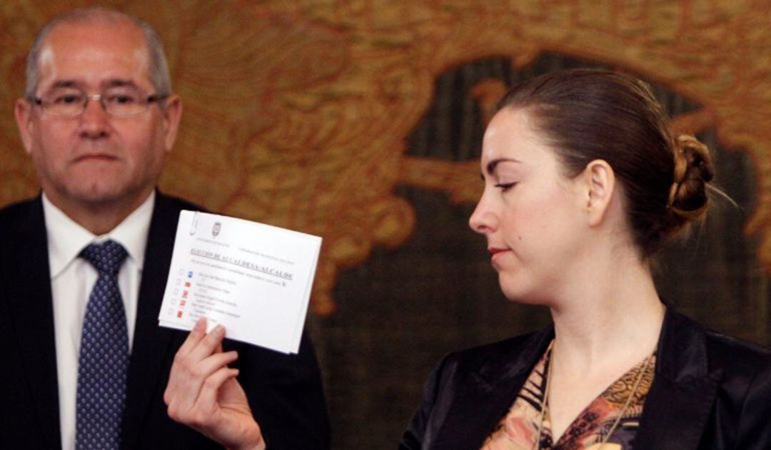 Nerea Belmonte con su voto en blanco que dio la alcaldía al popular Luis Barcala