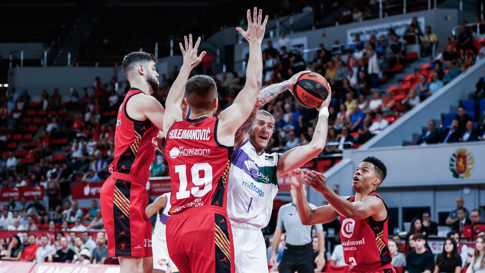 Osetkowski, con el balón en las manos, en el duelo entre el Casademont Zaragoza y el Unicaja de la temporada pasada