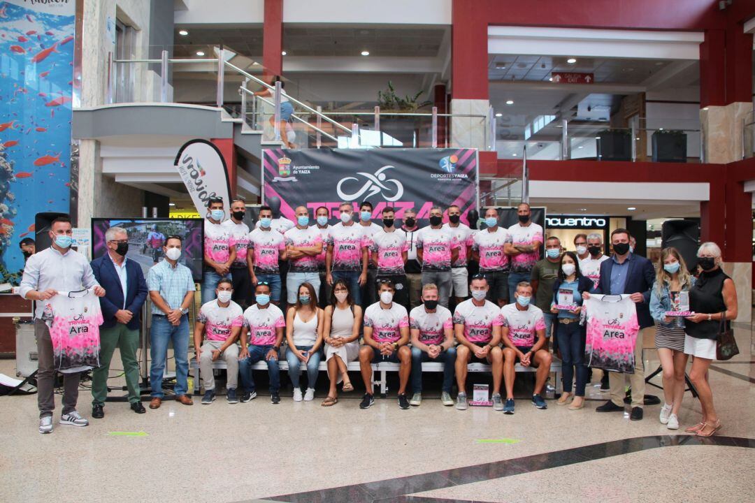 Foto de familia del Triyaiza con las autoridades municipales.