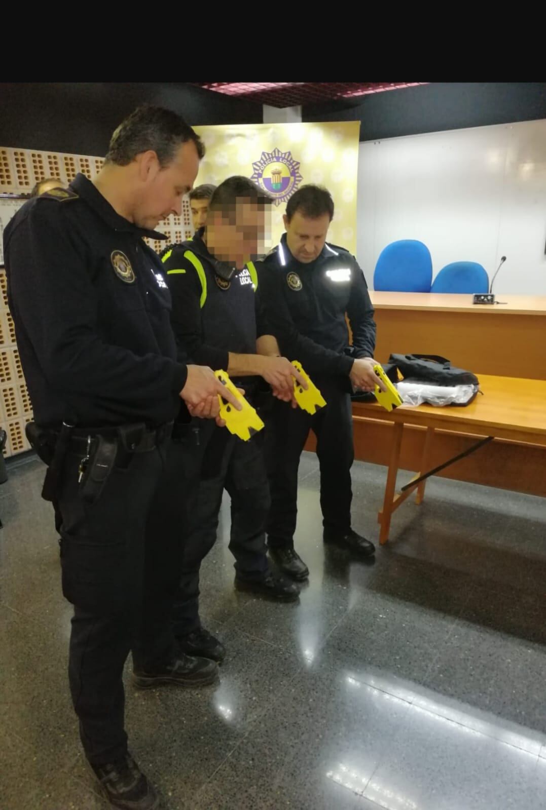 Agentes de Monóvar con pistolas TASER