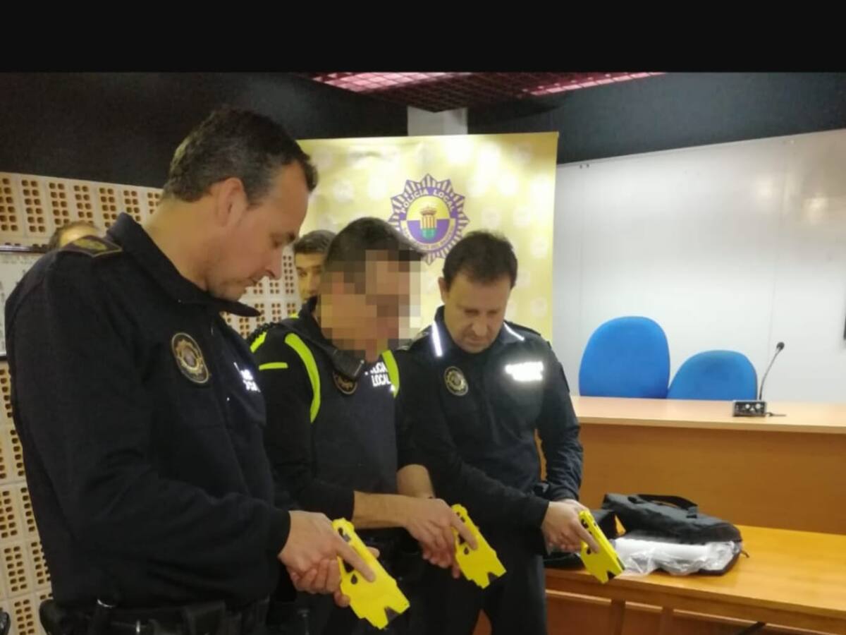 La Policía Local de Monóvar cuenta con dos nuevas pistolas TASER