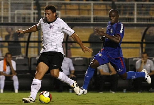 Ronaldo durante el transcurso de un partido con el Corinthians