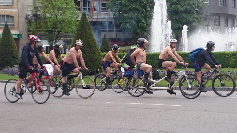Bomberos del Servicio de Emergencias del Principado en una de sus protestas pasan en bici por la Plaza de América de Oviedo.