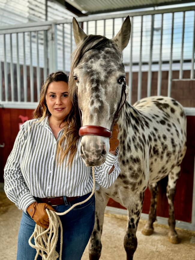 Paula Rozas junto a un caballo de la capa apalusa.