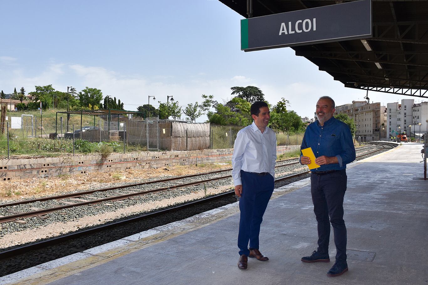 El alcalde Antonio Francés y el vicealcalde Jordi Martínez en la alcoyana estación del tren tras anunciar la inversión de 150 millones de euros para la línea Alcoy-Xàtiva por parte de Adif.