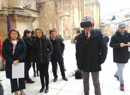 El consejero de cultura, Miguel Ángel Álvarez experimenta con las gafas de realidad virtual la visualización de &quot;el sueño de Vandelvira&quot;