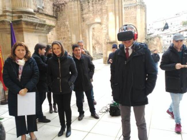 El consejero de cultura, Miguel Ángel Álvarez experimenta con las gafas de realidad virtual la visualización de "el sueño de Vandelvira"