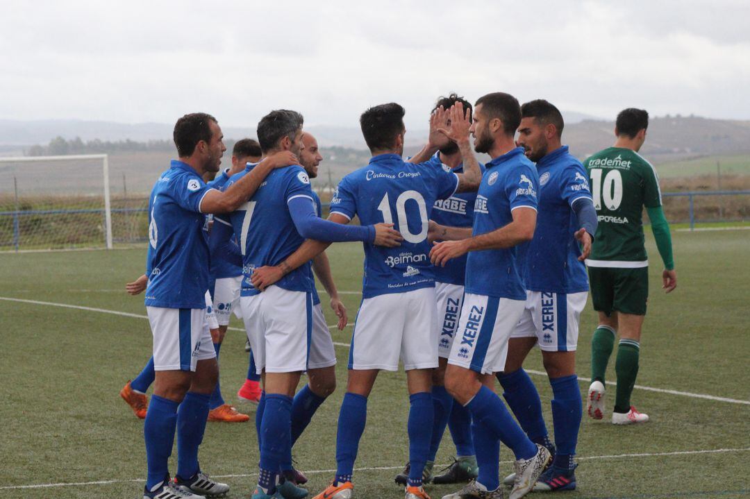 Jugadores del Xerez DFC celebrando uno de los goles