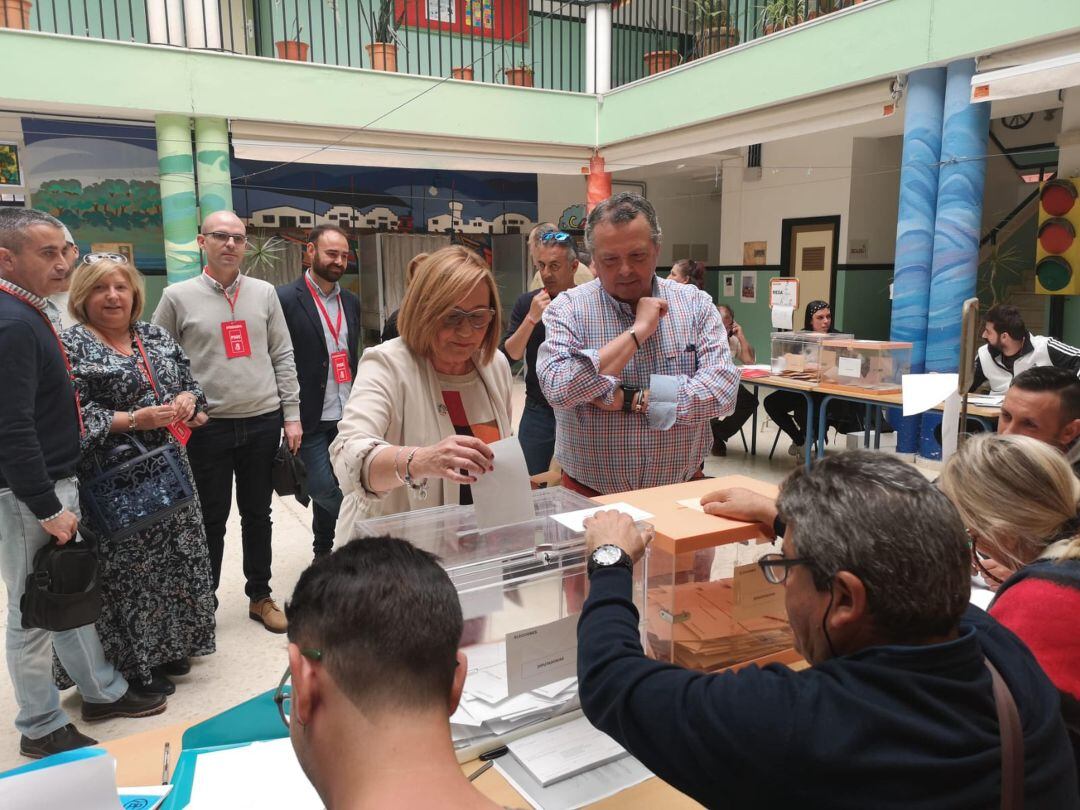 La socialista María Luisa Faneca, votando este domingo en Huelva.