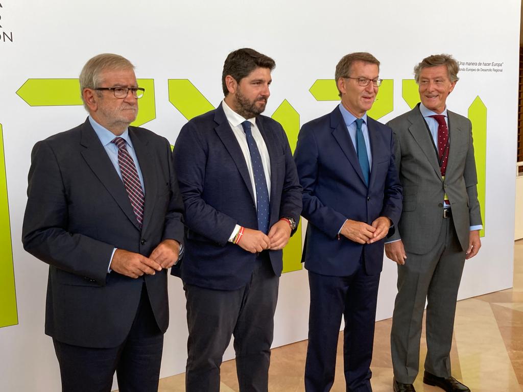 De izquierda a derecha, el presidente de la Asamblea Regional, Alberto Castillo; el presidente de la Región de Murcia, Fernando López Miras; el presidente del PP nacional, Alberto Núñez Feijóo; y el presidente de AMEFMUR, José María Tortosa