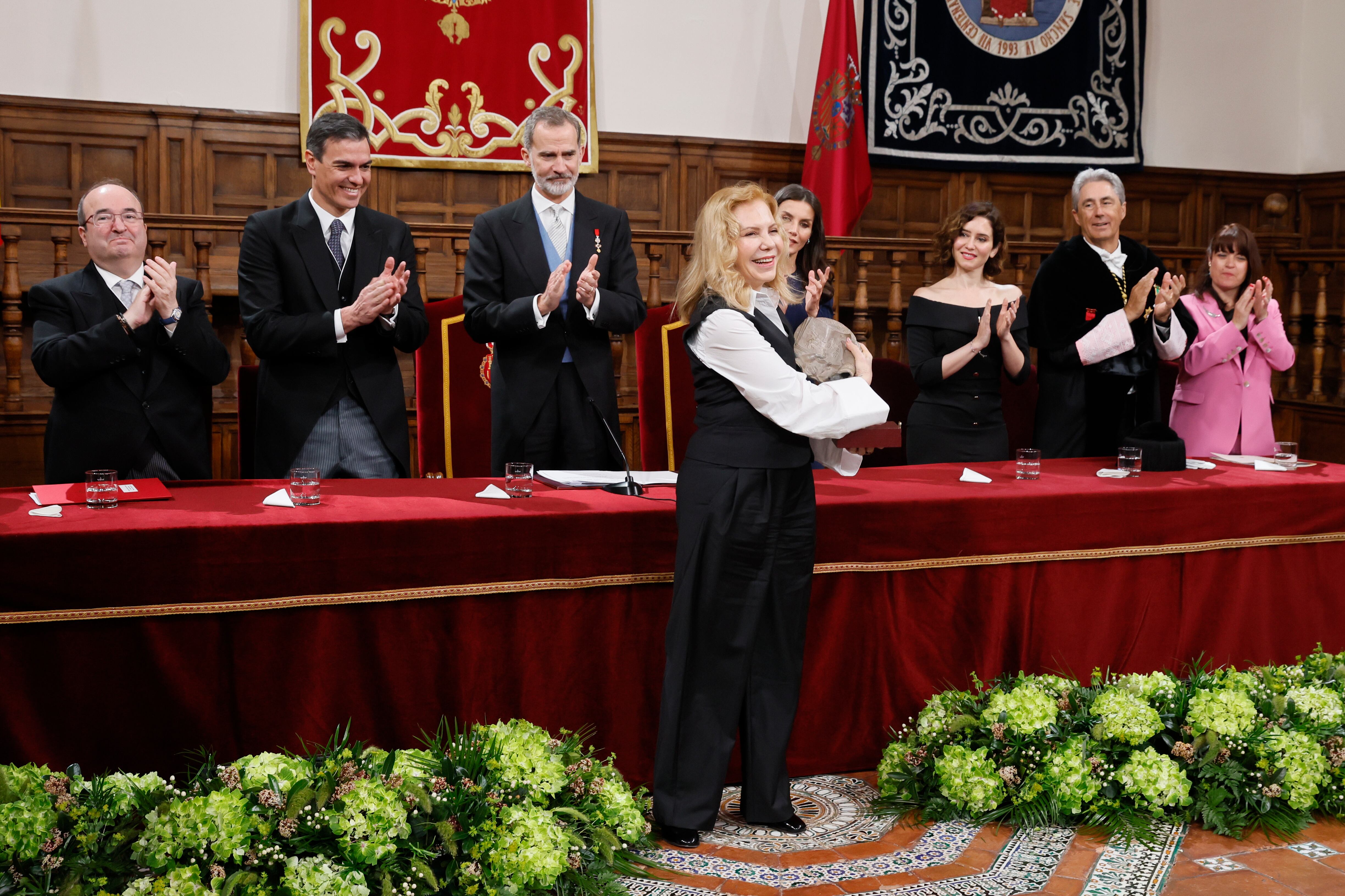 La actriz hispanoargentina Cecilia Roth (c) sonríe tras recoger el Premio Cervantes en nombre de la escritora uruguaya Cristina Peri Rossi.