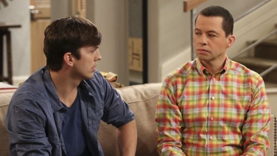 Ashton Kutcher (i) y Jon Cryer (d), de la serie &#039;Dos hombres y medio&#039;