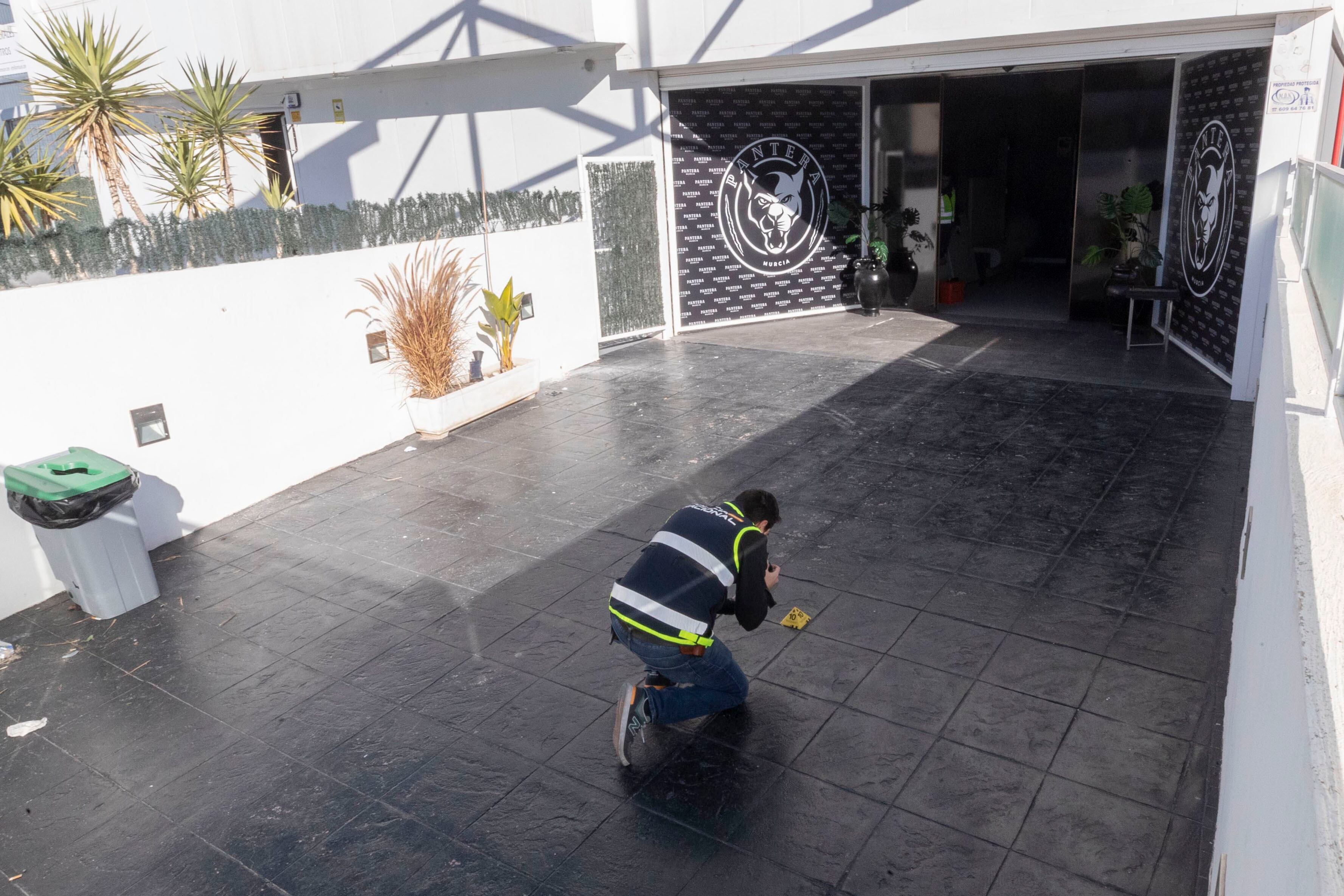 ALCANTARILLA, 06/01/2023.- Un agente de la policia nacional este sábado en la discoteca Pantera del polígono industrial oeste de Alcantarilla, donde dos hombres han resultado heridos de bala, que son los porteros del local y que recibieron disparos del arma de fuego de un hombre al que, según testigos presenciales, se le negó la entrada y ahora está siendo buscado por la Policía Nacional por darse a la fuga, informa el citado cuerpo y el 112.- EFE/Marcial Guillén