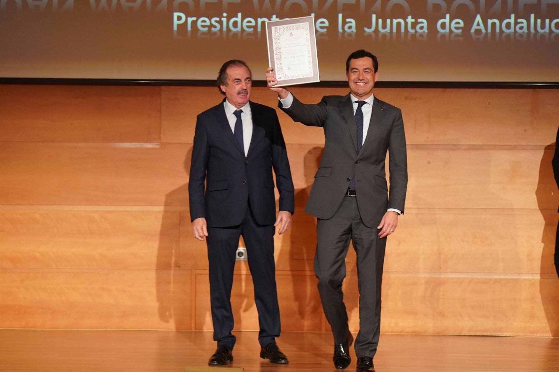 Juanma Moreno recogiendo el Palaustre de Oro.